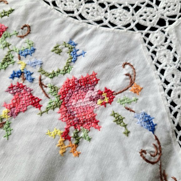 Hand made embroidered cotton table cloth. - Picture 2 of 12